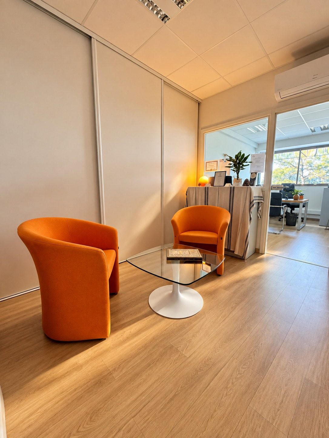 Espace d'attente aux fauteuils orange