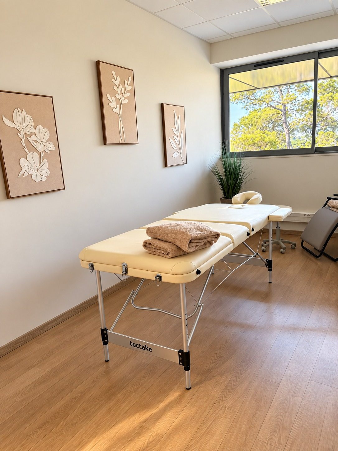 Salle de soin avec table de massage