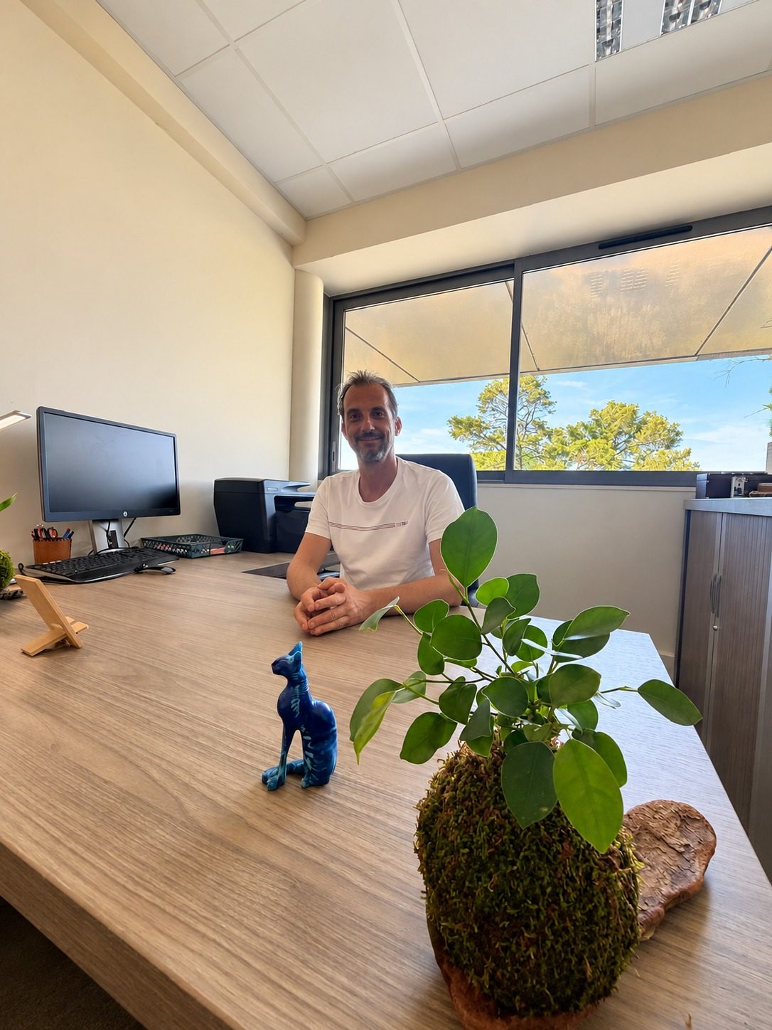 Portrait de Christophe Jauffret à son bureau